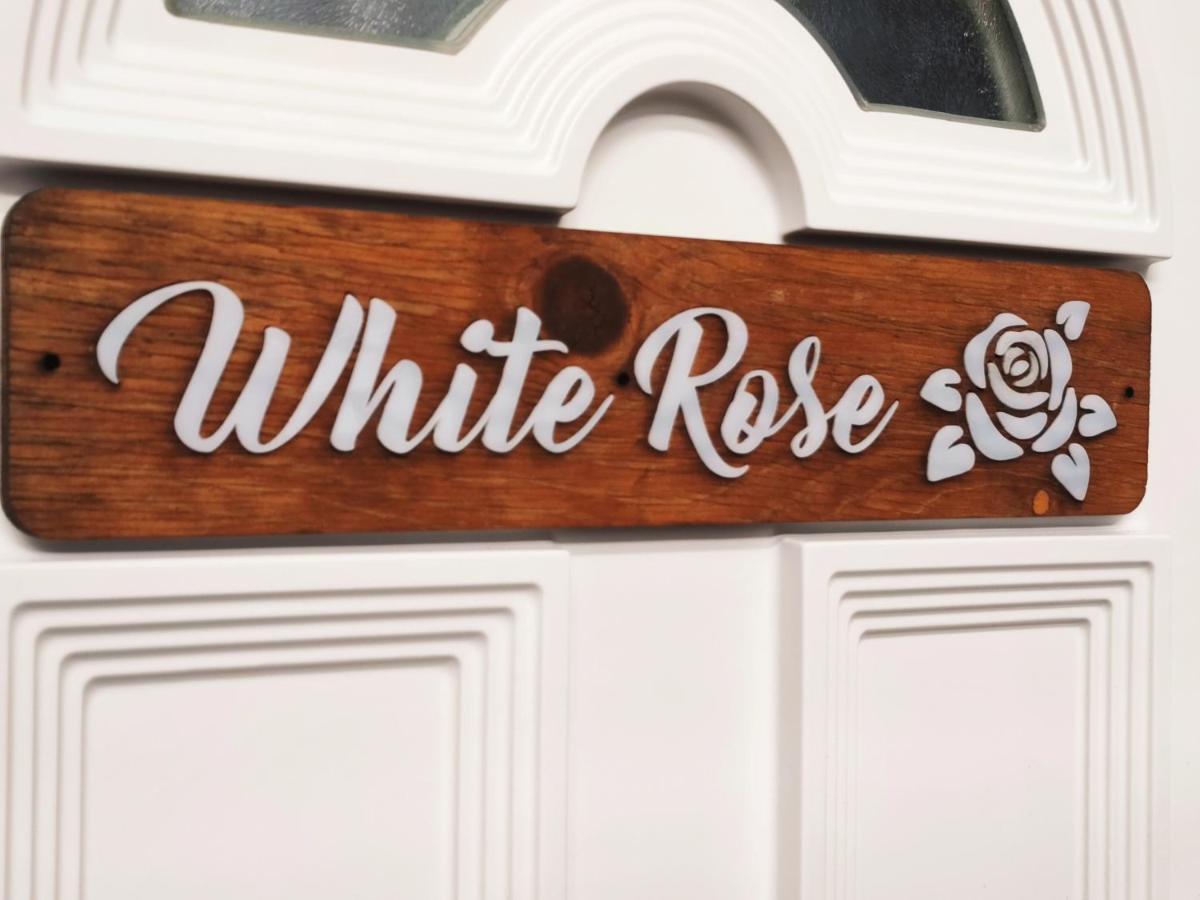 Apartment White Rose Studio Basement *